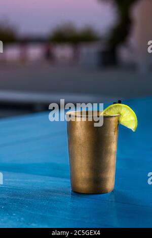 Rum Cola Casual Cocktail mit Eiswürfeln und Limette im Sommer Bar stehen Hintergrund. Stockfoto