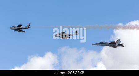 Ehemalige Royal Australian Air Force Commonwealth Aircraft Corporation CA-27 Sabre (F-86 Sabre) Düsenflugzeuge, die einen Gloster Meteor und eine RAAF F/A-18 führen Stockfoto