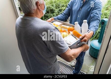 Lebensmittel Einkaufen Hilfe Für Ältere Und Senior Stockfoto