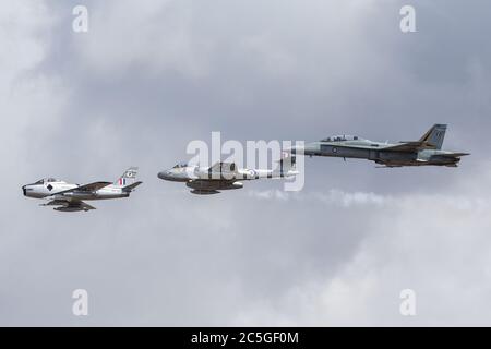 Ehemalige Royal Australian Air Force Commonwealth Aircraft Corporation CA-27 Sabre (F-86 Sabre) Düsenflugzeuge, die einen Gloster Meteor und eine RAAF F/A-18 führen Stockfoto