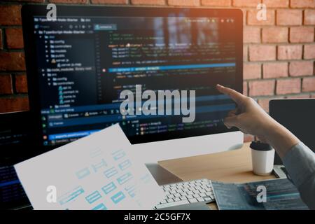 Mann Hände zeigen Codierung HTML und Programmierung entwickeln auf dem Bildschirm Computer. Stockfoto