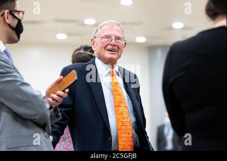 Washington, Usa. Juli 2020. Senator Jim Inhofe spricht mit Reportern in der Nähe der Senate Subway. Kredit: SOPA Images Limited/Alamy Live Nachrichten Stockfoto