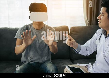 Der Arzt verwendet das Tablet, um die Daten an die Virtual-Reality-Brille zu senden, die die Gesundheitsdiagnose während des Tragens und der Analyse zusammen zeigt Stockfoto