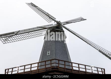 Murphy Windmill isoliert gegen nebligen Himmel Stockfoto