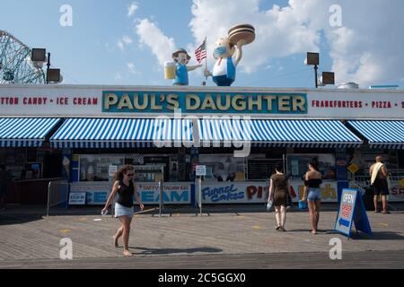 Brooklyn, Usa. Juli 2020. Das berühmte Restaurant „Pauls Daughter“ auf der Promenade von Coney Island wird als Badestrand zum ersten Mal seit der Coronavirus-Pandemie wieder geöffnet. Kredit: SOPA Images Limited/Alamy Live Nachrichten Stockfoto