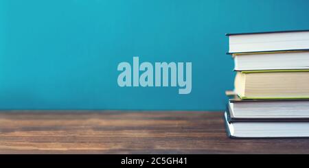 Bücher auf dem Tisch vor Kreidetafel. Stockfoto