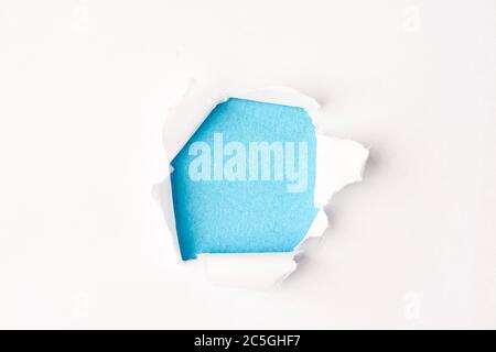 Loch im Papier mit zerrissenen Seiten Stockfoto