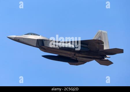 United States Air Force (USAF) Lockheed Martin F-22Ein Raptor-Kampfflugzeug vom Hickam Air Force Base in Hawaii, das den Avalon Airport verlässt. Stockfoto