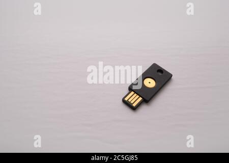 Ein isoliertes USB-Gerät mit einem Sicherheitsschlüssel wird für die zwei-Faktor-Authentifizierung verwendet, um Anmeldungen und Online-Autorisierung eine Sicherheitsebene hinzuzufügen. Stockfoto