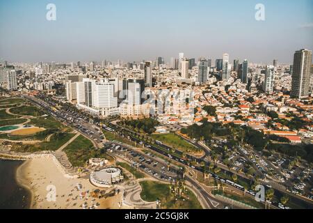 Panoramablick auf die Dächer von Tel Aviv, Israel. Moderne Gebäude und Sandstrand von Tel Aviv im Hintergrund der Skyscape. Stadtleben, Metropolregion in Stockfoto