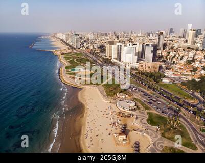 Panoramablick auf die Küste von Tel Aviv an einem sonnigen schönen Tag. Metropolregion und Mittelmeer. Israels zweitbevölkerungsreichste Stadt, Luft Stockfoto