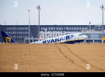 02. Juli 2020, Brandenburg, Schönefeld: Hinter einem Kornfeld von der abgesenkten Start- und Landebahn des Flughafens startet eine Boeing 737-800 Winglets der Fluggesellschaft Ryanair zum Flug nach Podgorica. Foto: Soeren Sache/dpa-Zentralbild/ZB Stockfoto