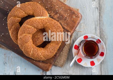 Türkischer Bagel, Simit und traditioneller türkischer Tee auf einem Tisch Stockfoto