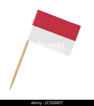 Kleines Papier indonesische Flagge auf Holzstab, isoliert auf weiß Stockfoto