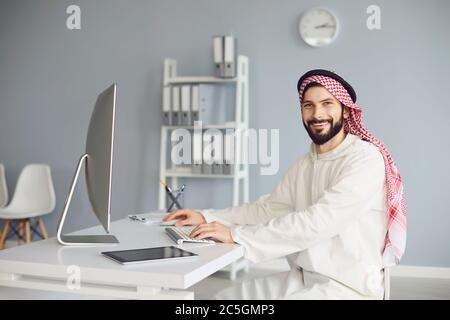 Arabische Geschäftsleute arbeiten am Arbeitsplatz im Büro am Computer. Stockfoto