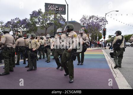 West Hollywood, CA/USA - 29. Mai 2020: Polizei versammelt sich, um die Demonstranten von San Vicente und Santa Monica Blvds unter Kontrolle zu halten. Stockfoto