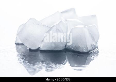 Viele kalte Eiswürfel. Stockfoto