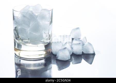 Kalte Eiswürfel im Glas. Stockfoto