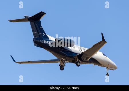 Embraer Phenom 300 Business Jet Flugzeug N585EE auf dem Anflug auf dem Avalon Flughafen landen. Stockfoto