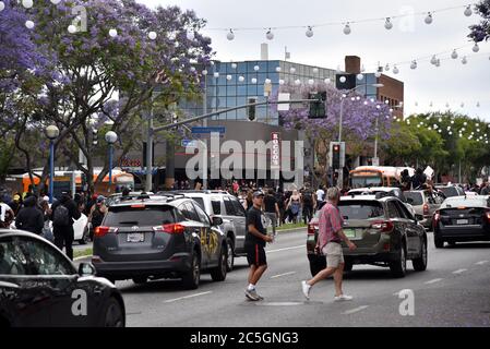 West Hollywood, CA/USA - 29. Mai 2020: Demonstranten, die schwarze Leben leben, übernehmen den Santa Monica Boulevard in San Vicente Stockfoto