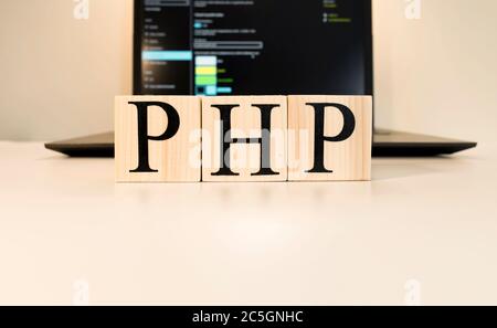 PHP Wort aus Holzwürfeln. Es geht um Computer und Software. Stockfoto