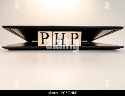 PHP Wort aus Holzwürfeln. Es geht um Computer und Software. Stockfoto