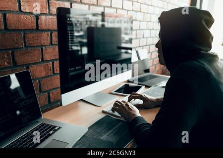 Hacker in der Haube arbeiten mit Computer mit Hacking brechen in Datenserver. Stockfoto