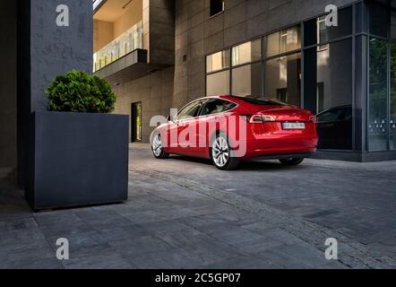 Kiew, Ukraine - 7. Juni 2020: Tesla Modell 3 im Wohngebiet Stockfoto