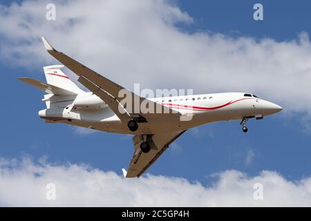 Dassault Falcon 7X Business Jet N163FJ bei der Landung am Flughafen Avalon. Stockfoto