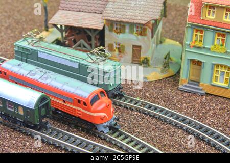 Trainieren Sie Hobbymodelle auf der Modellbahn. Nahaufnahme des Modellbahnwagens auf den Gleisen. Perfektes Modell der Diesellokomotive. Trainieren Sie Hobby Stockfoto