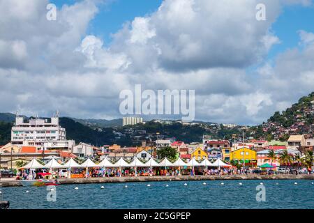 martinique, farbenfrohe Gebäude am Hafen von Martinique, Fort-de-France, Blick auf die Stadt vom Hafen, martinique Straße Stockfoto