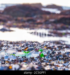 Beleuchtete Meeresglas am Strand in Fort Bragg Mendocino County California. Ehemalige Müllkippe wurde zum Schatz, als das Meer das Glas im Müll polierte Stockfoto