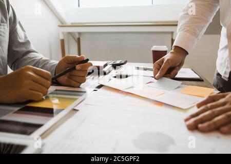 Die Kollegen betonen, dass sie über den Bericht über die Finanzergebnisse sprechen und mit den Finanzinformationen über die Papierkram mit einer Analyse über planni verglichen werden Stockfoto