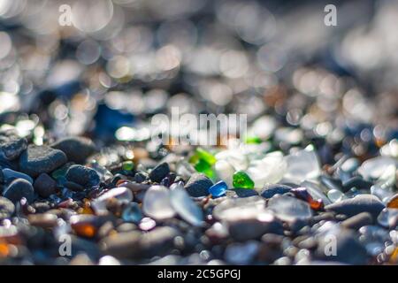 Beleuchtete Meeresglas am Strand in Fort Bragg Mendocino County California. Ehemalige Müllkippe wurde zum Schatz, als das Meer das Glas im Müll polierte Stockfoto