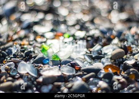 Beleuchtete Meeresglas am Strand in Fort Bragg Mendocino County California. Ehemalige Müllkippe wurde zum Schatz, als das Meer das Glas im Müll polierte Stockfoto