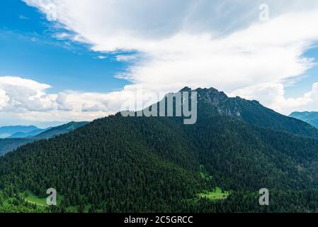 Rocky Velky Rozsutec Hügel mit wenigen anderen Hügeln rund um Maly Rozsutec Berg Gipfel in Mala Fatra Gebirge in der Slowakei Stockfoto