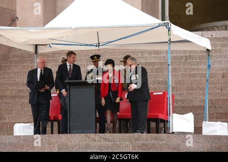 Der Gouverneur von New South Wales, ihre Exzellenz Professor Marie Bashir und RSL NSW Präsident Don Rowe verlassen am Ende des ANZAC Day Service in Stockfoto