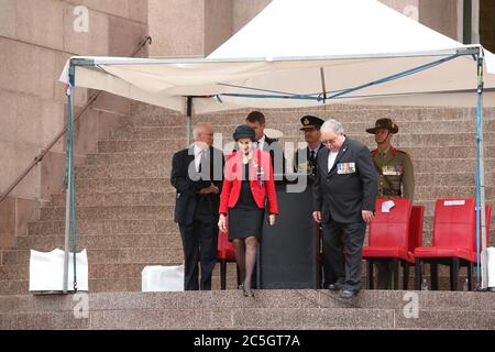 Der Gouverneur von New South Wales, ihre Exzellenz Professor Marie Bashir und RSL NSW Präsident Don Rowe verlassen am Ende des ANZAC Day Service in Stockfoto