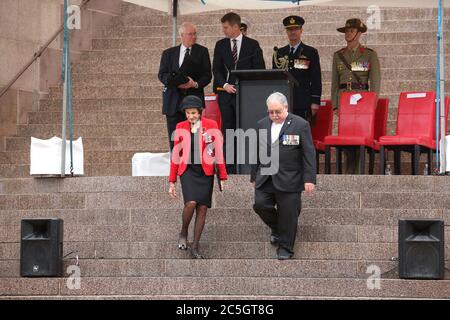 Der Gouverneur von New South Wales, ihre Exzellenz Professor Marie Bashir und RSL NSW Präsident Don Rowe verlassen am Ende des ANZAC Day Service in Stockfoto