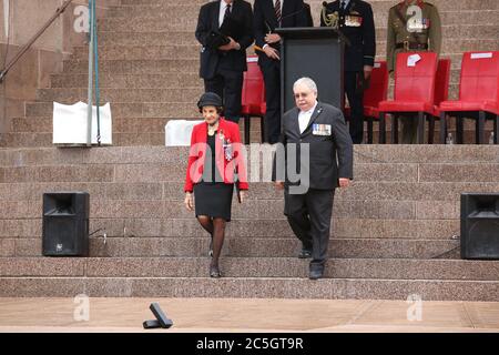 Der Gouverneur von New South Wales, ihre Exzellenz Professor Marie Bashir und RSL NSW Präsident Don Rowe verlassen am Ende des ANZAC Day Service in Stockfoto