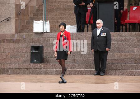 Der Gouverneur von New South Wales, ihre Exzellenz Professor Marie Bashir und RSL NSW Präsident Don Rowe verlassen am Ende des ANZAC Day Service in Stockfoto