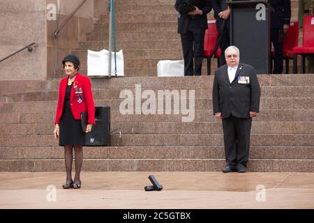 Der Gouverneur von New South Wales, ihre Exzellenz Professor Marie Bashir und RSL NSW Präsident Don Rowe verlassen am Ende des ANZAC Day Service in Stockfoto