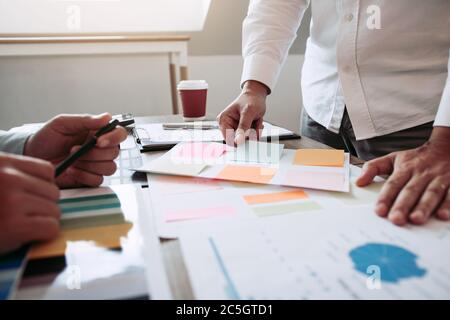 Die Kollegen betonen, dass sie über den Bericht über die Finanzergebnisse sprechen und mit den Finanzinformationen über die Papierkram mit einer Analyse über planni verglichen werden Stockfoto