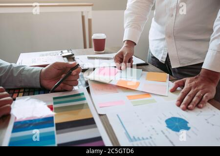 Die Kollegen betonen, dass sie über den Bericht über die Finanzergebnisse sprechen und mit den Finanzinformationen über die Papierkram mit einer Analyse über planni verglichen werden Stockfoto