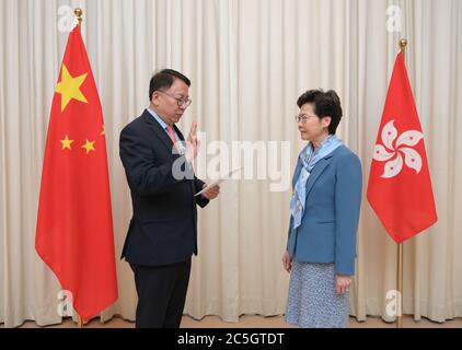 (200703) -- PEKING, 3. Juli 2020 (Xinhua) -- Chan Kwok-KI (L) wird als Generalsekretär des Komitees zur Sicherung der nationalen Sicherheit der Sonderverwaltungsregion Hongkong (HKSAR), Hongkong Südchinas, 2. Juli 2020 vereidigt. (Xinhua) Stockfoto