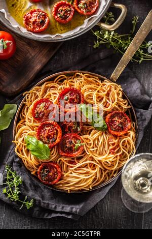 Italienische Pasta Spaghetti mit gerösteten Tomaten Basilikum Oregano Thymian und weißen Reben Stockfoto