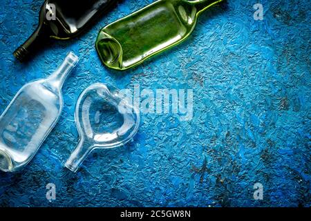 Flach legen mit Flaschen auf blauen Tisch Top-Down-Kopierplatz Stockfoto