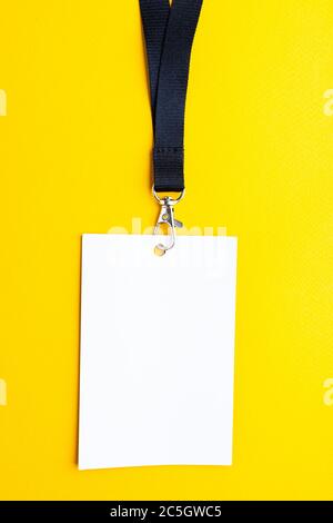 Weißer Papiersack auf gelbem Hintergrund, Lanyard Mockup Stockfoto