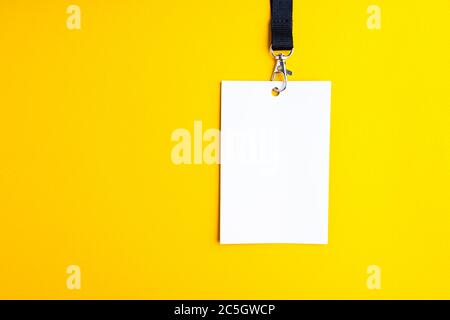 Weißer Papiersack auf gelbem Hintergrund, Lanyard Mockup Stockfoto