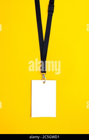 Weißer Papiersack auf gelbem Hintergrund, Lanyard Mockup Stockfoto